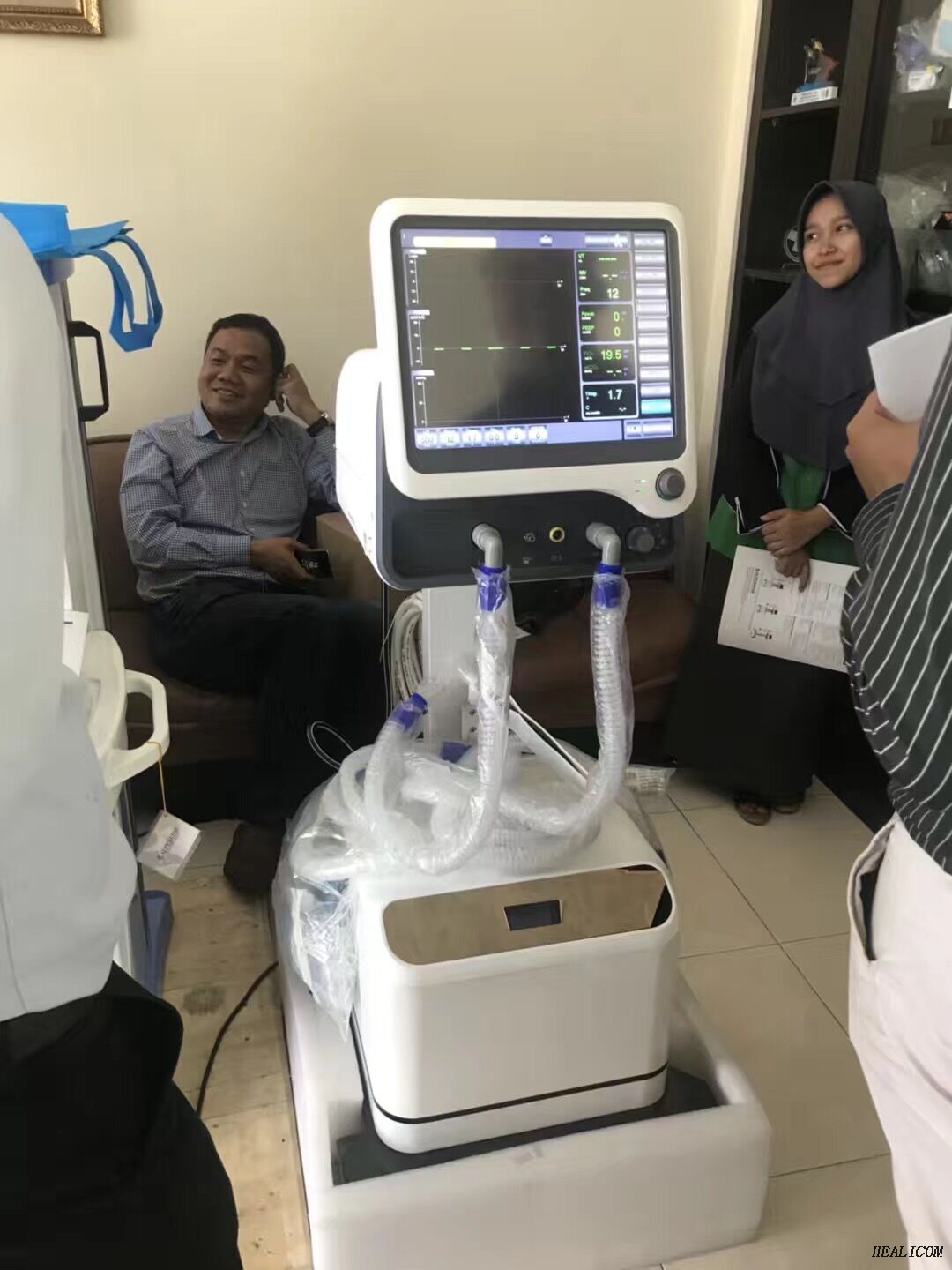 Equipo hospitalario quirúrgico médico HS-1100 Máquina de respiración con carro móvil Máquina de ventilación de UCI para uso humano o infantil